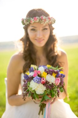 Güzel gelin gelinlik ve doğada çok güzel bir ruh hali ile