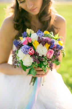 Güzel gelin gelinlik ve doğada çok güzel bir ruh hali ile