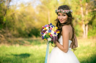 Güzel gelin gelinlik ve doğada çok güzel bir ruh hali ile