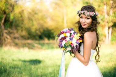 Güzel gelin gelinlik ve doğada çok güzel bir ruh hali ile