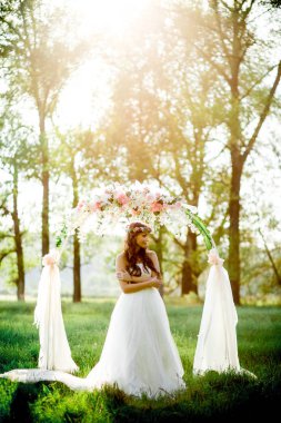 Güzel gelin gelinlik ve doğada çok güzel bir ruh hali ile