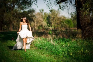 Güzel gelin gelinlik ve doğada çok güzel bir ruh hali ile