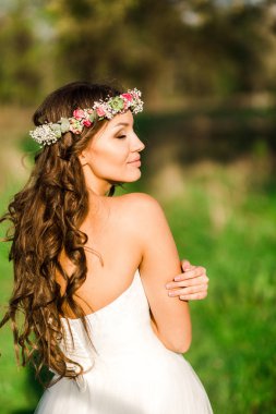 Güzel gelin gelinlik ve doğada çok güzel bir ruh hali ile