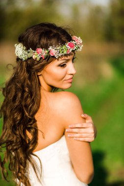 Güzel gelin gelinlik ve doğada çok güzel bir ruh hali ile