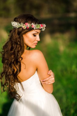 Güzel gelin gelinlik ve doğada çok güzel bir ruh hali ile