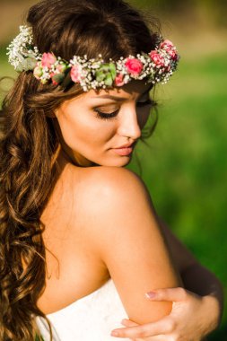 Güzel gelin gelinlik ve doğada çok güzel bir ruh hali ile