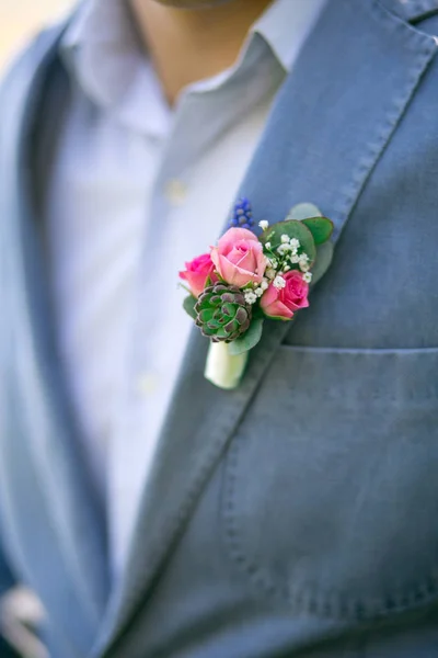 英俊的新郎在婚礼西服和胸花 — 图库照片