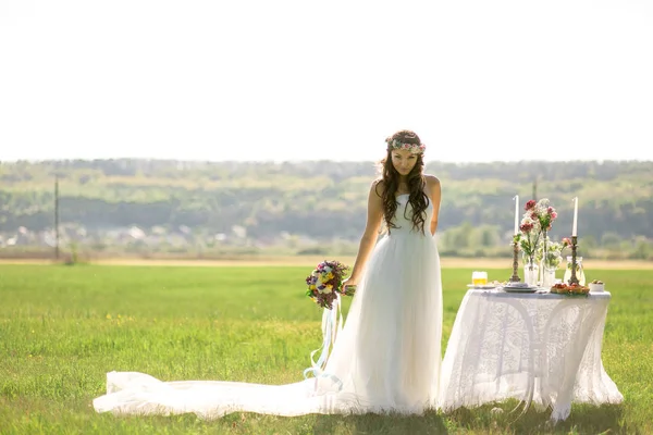 Bela noiva em vestido de noiva e com um humor encantador na natureza — Fotografia de Stock