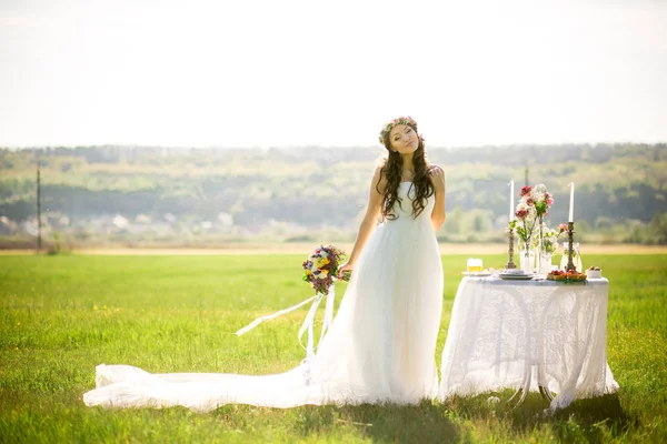 Bela noiva em vestido de noiva e com um humor encantador na natureza — Fotografia de Stock