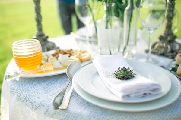 在婚礼接待特写餐具和菜优雅美丽装饰的表 — 图库照片