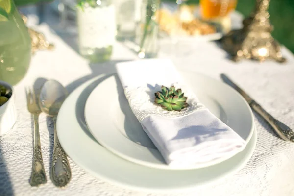 在婚礼接待特写餐具和菜优雅美丽装饰的表 — 图库照片