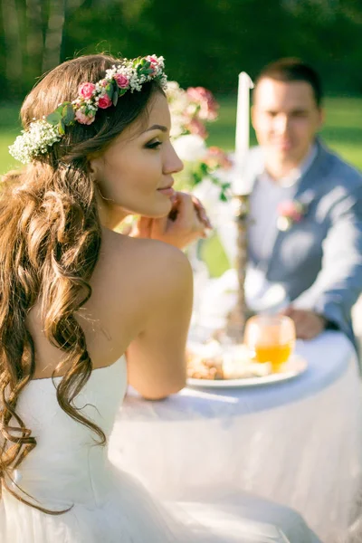 Belle mariée en robe de mariée et avec une belle humeur dans la nature — Photo