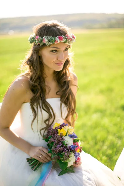 Bela noiva em vestido de noiva e com um humor encantador na natureza — Fotografia de Stock