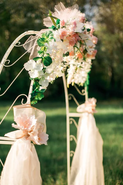 Vacker väg till bröllop ceremoni markeringsram med blommor — Stockfoto