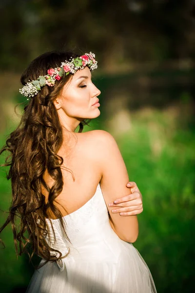 Güzel gelin gelinlik ve doğada çok güzel bir ruh hali ile