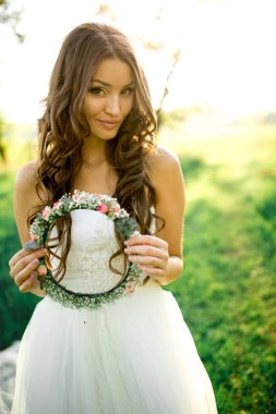 Güzel gelin gelinlik ve doğada çok güzel bir ruh hali ile