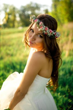 Güzel gelin gelinlik ve doğada çok güzel bir ruh hali ile