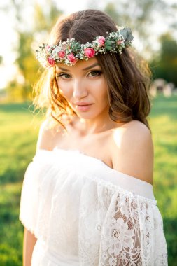 Güzel gelin gelinlik ve doğada çok güzel bir ruh hali ile