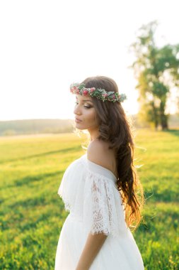 Güzel gelin gelinlik ve doğada çok güzel bir ruh hali ile