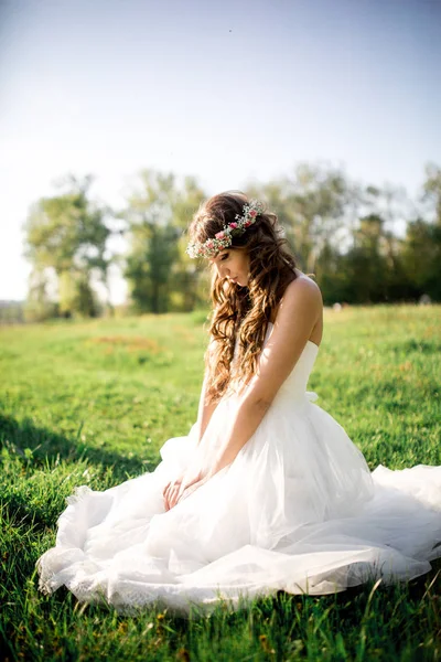 Schöne Braut im Brautkleid und mit einer schönen Stimmung in der Natur — Stockfoto