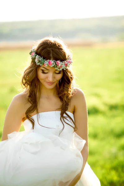 Bela noiva em vestido de noiva e com um humor encantador na natureza — Fotografia de Stock