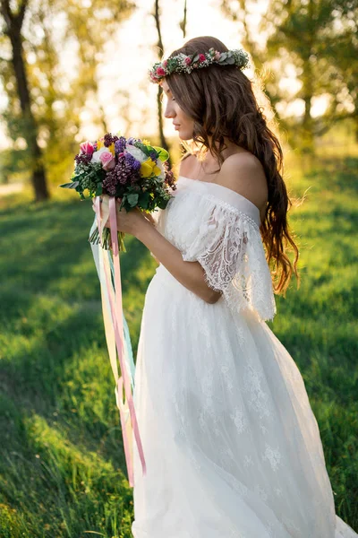 Piękna panna młoda w sukni ślubnej i z pięknym nastroju w przyrodzie — Zdjęcie stockowe