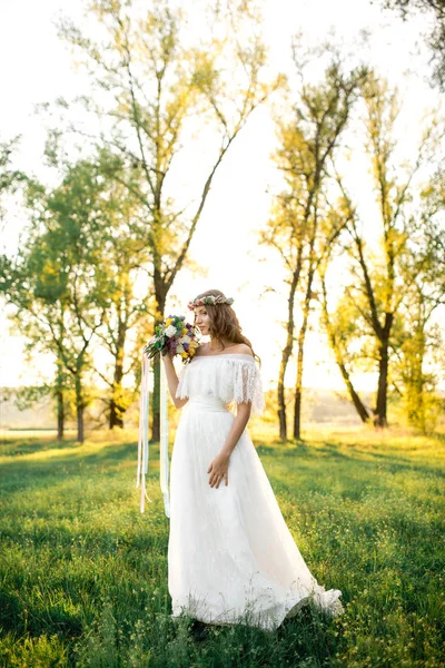 Bela noiva em vestido de noiva e com um humor encantador na natureza — Fotografia de Stock