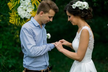  Gelin ve damadın düğünde sarılma.