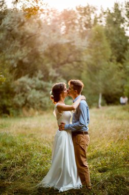  Gelin ve damadın düğünde sarılma.