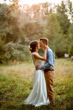  Gelin ve damadın düğünde sarılma.