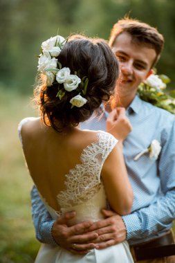  Gelin ve damadın düğünde sarılma.