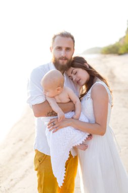 Bir çocuk ile genç güzel aile