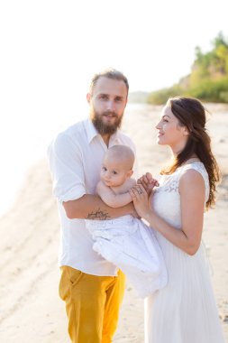 Bir çocuk ile genç güzel aile