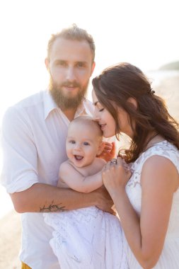 Bir çocuk ile genç güzel aile