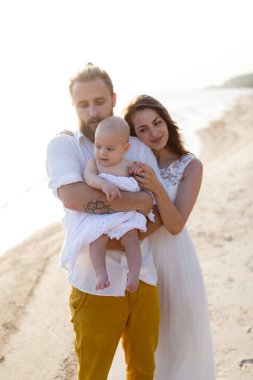 Bir çocuk ile genç güzel aile