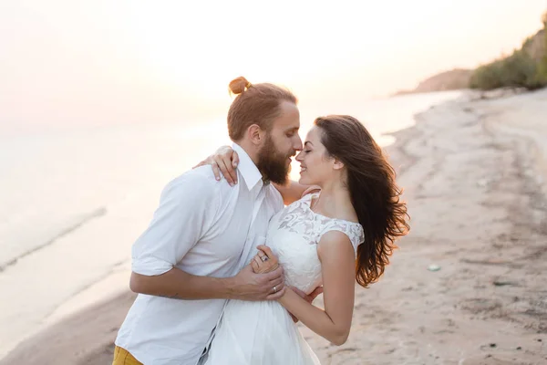 Hermosa familia feliz verano al aire libre — Foto de Stock