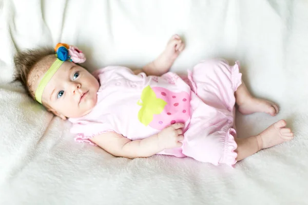 Komik ve sevimli gülümseyen bebek — Stok fotoğraf