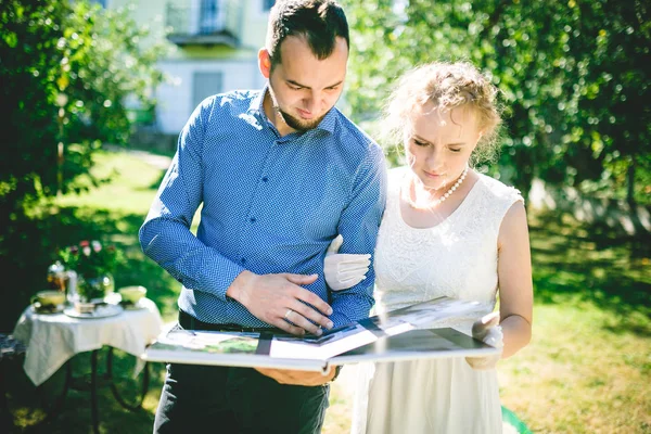 Belo jovem casal descansando — Fotografia de Stock