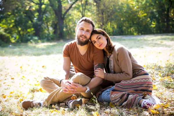 Schöne glückliche Familie Sommer im Freien — Stockfoto