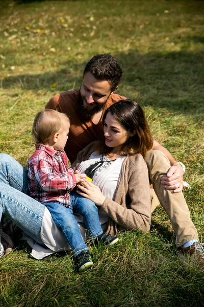 Joven hermosa familia con un niño — Foto de Stock