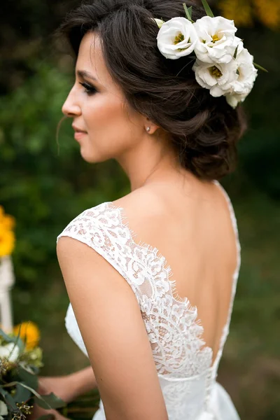 Retrato de noiva bonita em vestido de noiva com um belo buquê de flores — Fotografia de Stock