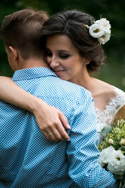 La novia y el novio abrazándose en la boda . — Foto de Stock