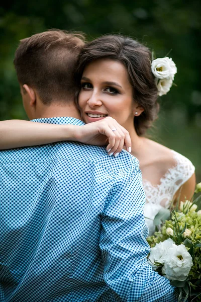 La novia y el novio abrazándose en la boda . — Foto de Stock