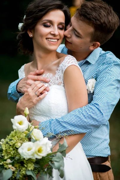 La novia y el novio abrazándose en la boda . — Foto de Stock