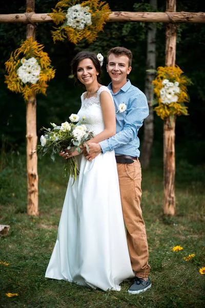 La novia y el novio abrazándose en la boda . —  Fotos de Stock