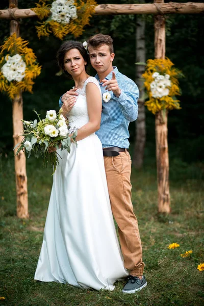 La novia y el novio abrazándose en la boda . — Foto de Stock