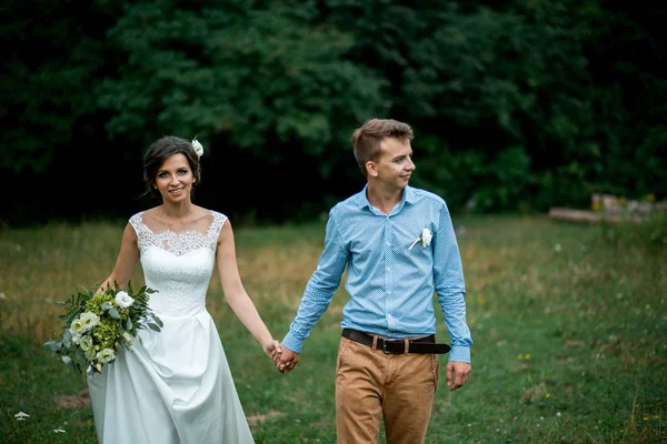 The bride and groom hugging at the wedding. — Stock Photo, Image