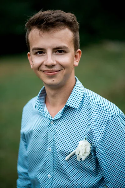 Hinreißend lächelnder Bräutigam an seinem Hochzeitstag im blauen Kostüm. — Stockfoto