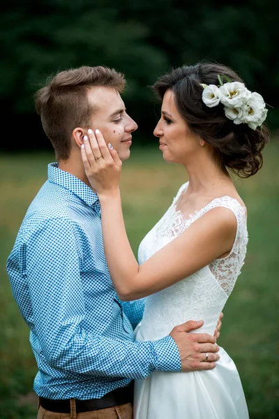 A noiva eo noivo abraçando no casamento . — Fotografia de Stock