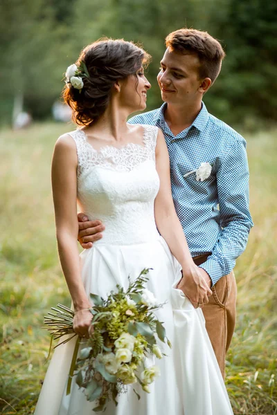 De bruid en bruidegom op de bruiloft knuffelen. — Stockfoto